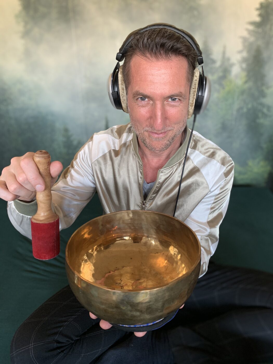Ivo Vossen mit Klangschale und Kopfhörern